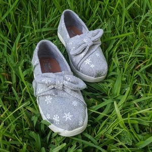 Tiny TOMS Grey felt Snowflakes T11
